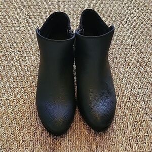 BOSTON DESIGN STUDIO black ankle boots. Pebble texture.  Size is 9 M.